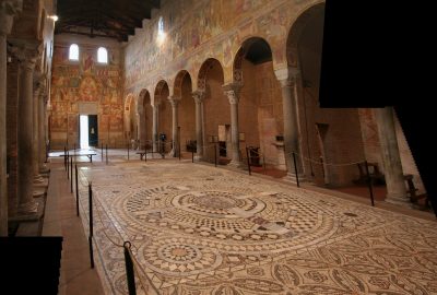 Mosaïque au sol et colonnes spoliés de l'Abbaye de Pomposa. Photo © André M. Winter