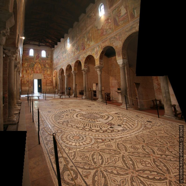 Mosaïque au sol et colonnes spoliés de l'Abbaye de Pomposa. Photo © André M. Winter