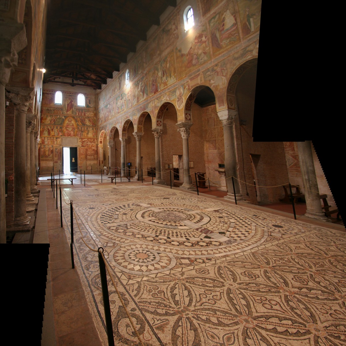 Mosaïque au sol et colonnes spoliés de l'Abbaye de Pomposa. Photo © André M. Winter