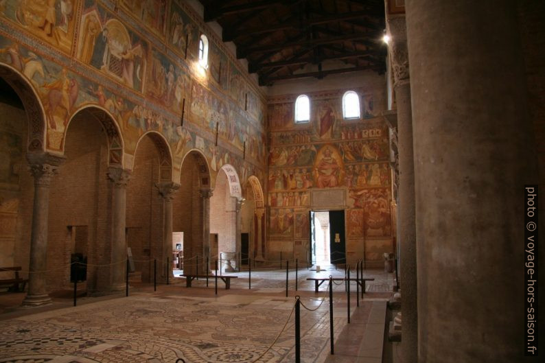 Colonnes et narthex de l'Abbazia di Pomposa. Photo © André M. Winter