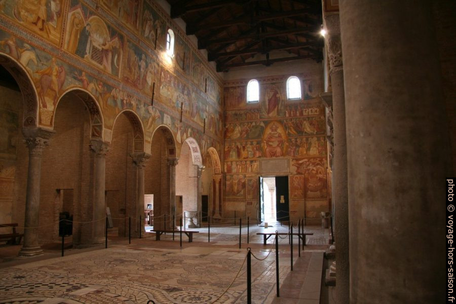 Colonnes et narthex de l'Abbazia di Pomposa. Photo © André M. Winter