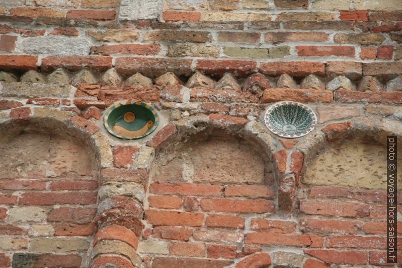 Bols en majolique sur la façade de l'Abbazia di Pomposa. Photo © André M. Winter