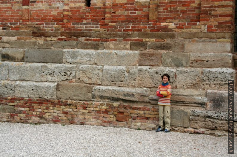 Nicolas à la bas du campanile de l'Abbazia di Pomposa. Photo © André M. Winter