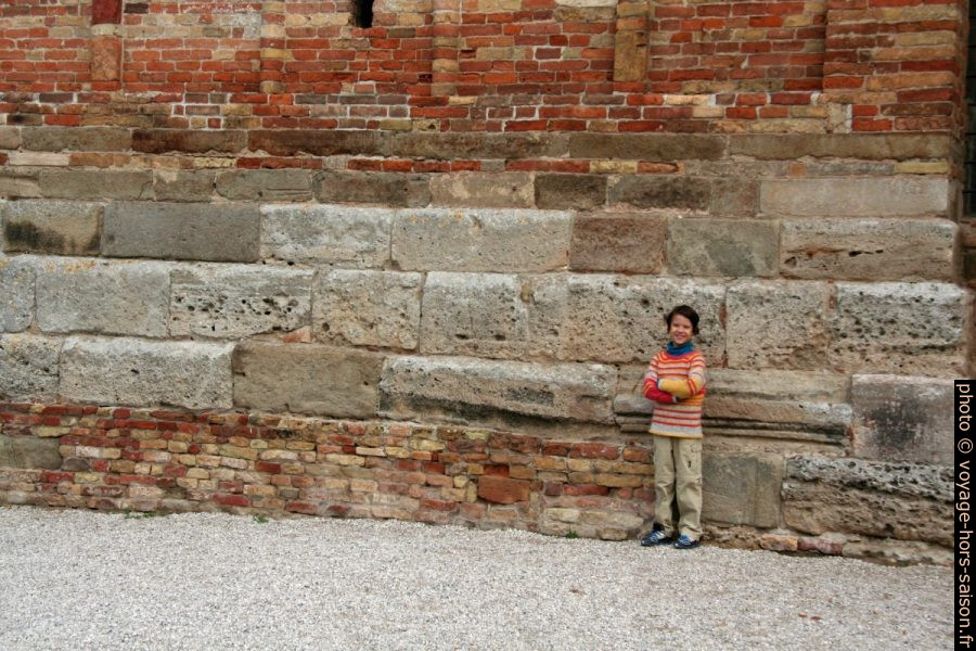 Nicolas à la bas du campanile de l'Abbazia di Pomposa. Photo © André M. Winter