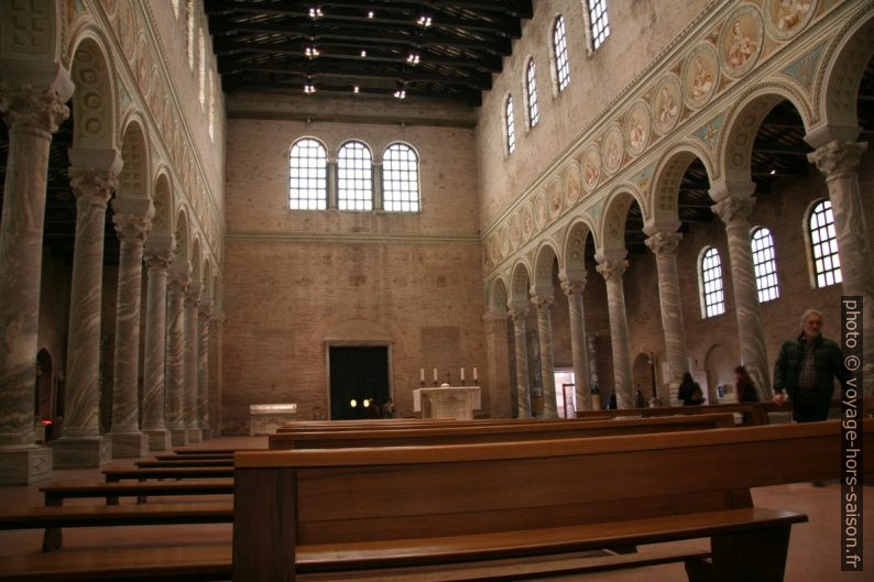 Colonnes spoliées grecques et le narthex de Sant'Apollinare in Classe. Photo © André M. Winter