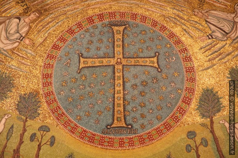 Croix sur la mosaïque de l'abside de Sant'Apollinare in Classe. Photo © André M. Winter