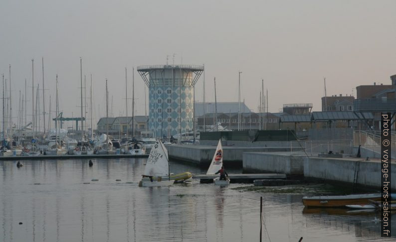 Tour de bureaux dans la Marina di Ravenna. Photo © André M. Winter