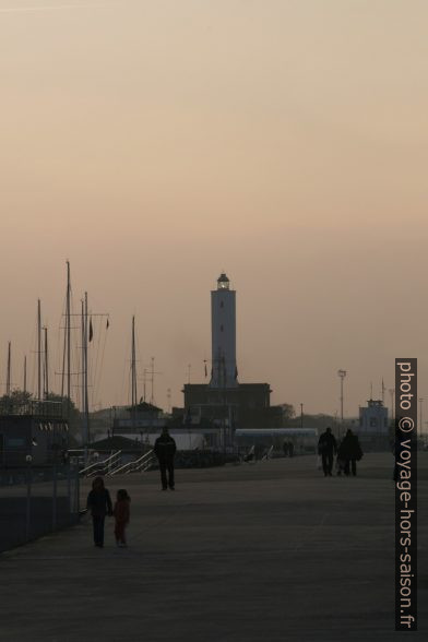 Le phare de la Marina di Ravenna dans la lueur du soir en automne. Photo © André M. Winter