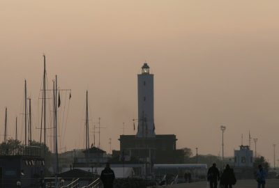 Le phare de la Marina di Ravenna dans la lueur du soir en automne. Photo © André M. Winter