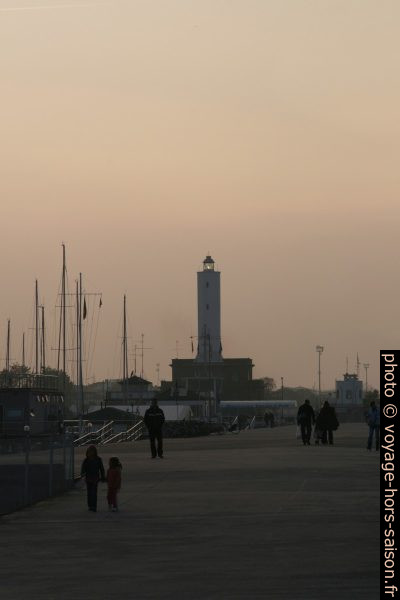Le phare de la Marina di Ravenna dans la lueur du soir en automne. Photo © André M. Winter