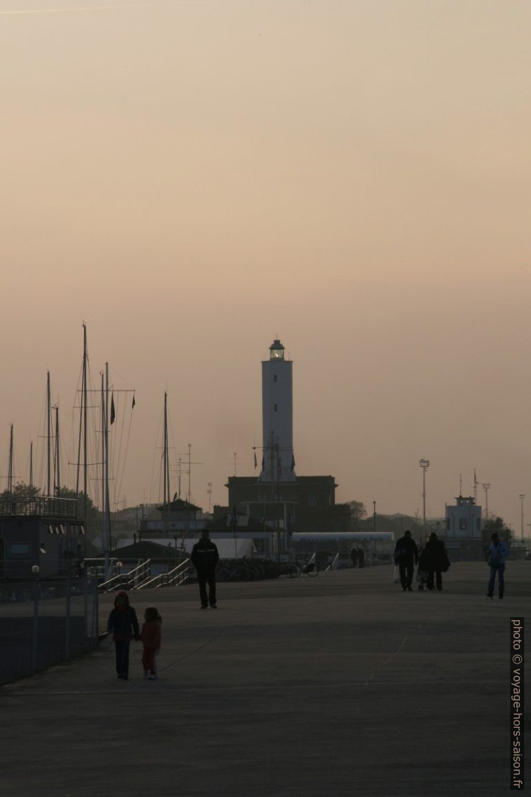 Le phare de la Marina di Ravenna dans la lueur du soir en automne. Photo © André M. Winter