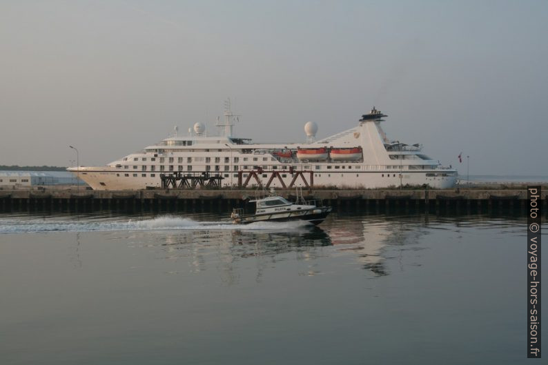 Le navire de croisière Seabourn Spirit à Ravenne. Photo © André M. Winter