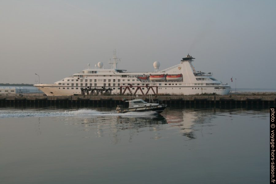 Le navire de croisière Seabourn Spirit à Ravenne. Photo © André M. Winter