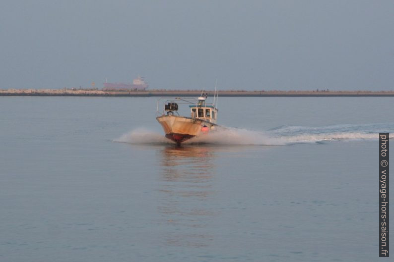 Un bateau de pêche rentre au port de Ravenne. Photo © André M. Winter