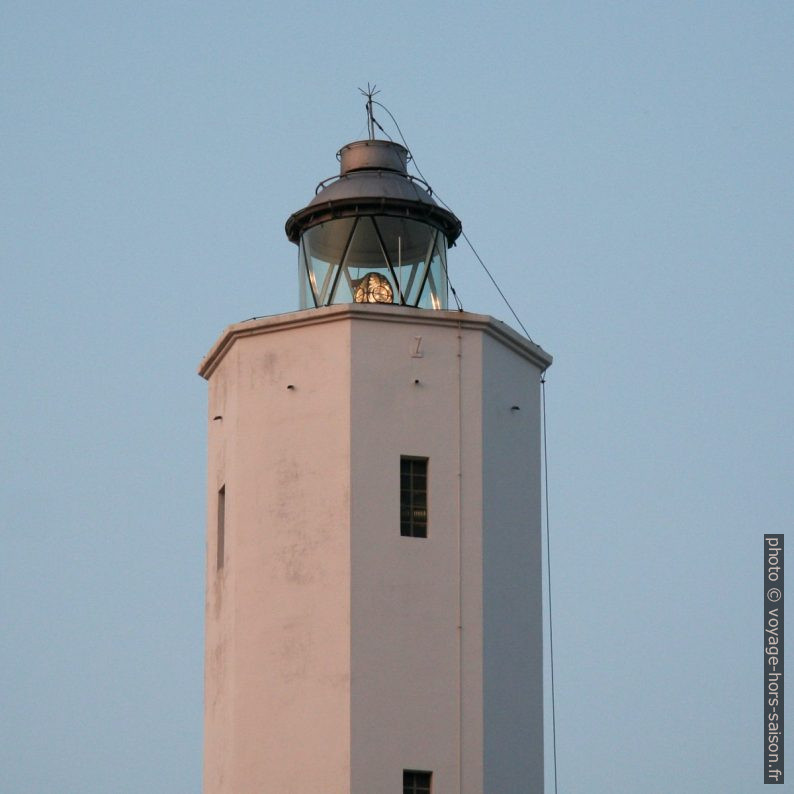 Lentille de Frensnel du Faro di Marina à l'allumage le soir. Photo © André M. Winter