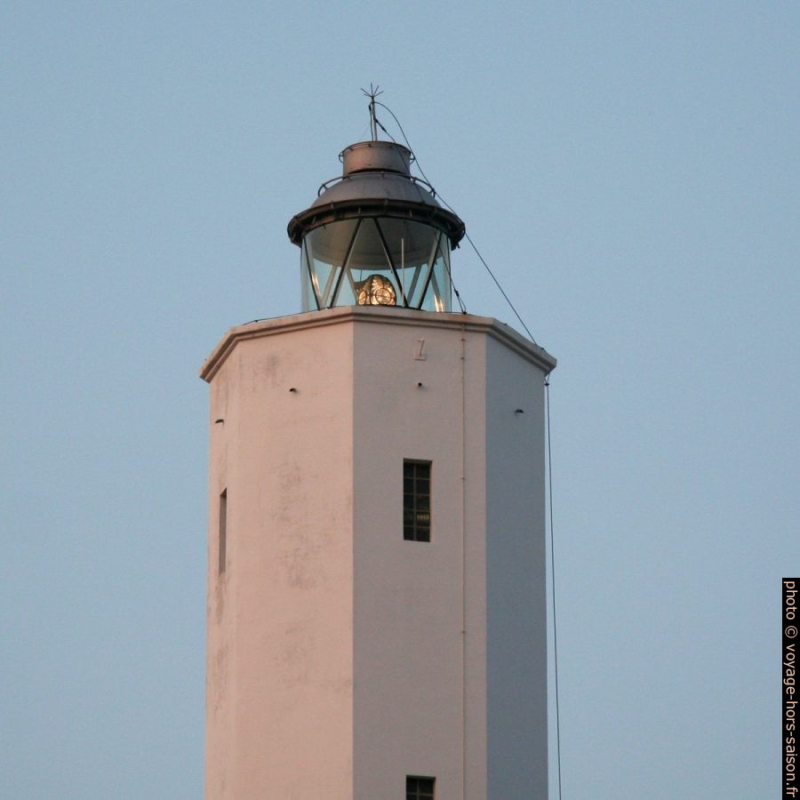 Lentille de Frensnel du Faro di Marina à l'allumage le soir. Photo © André M. Winter