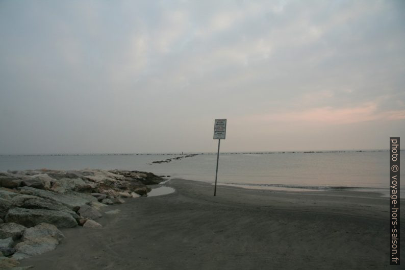 Plage du Lido Adriano avec panneau solitaire. Photo © André M. Winter