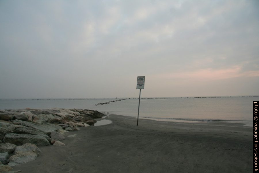 Plage du Lido Adriano avec panneau solitaire. Photo © André M. Winter