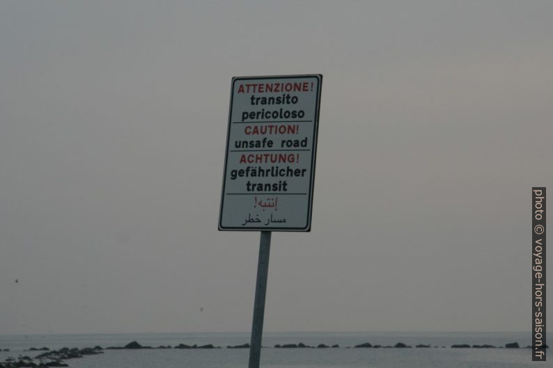 Panneau curieux sur le Lido Adriano. Photo © André M. Winter