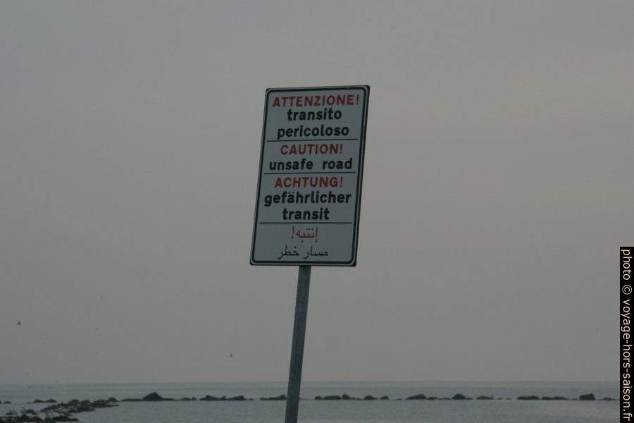 Panneau curieux sur le Lido Adriano. Photo © André M. Winter