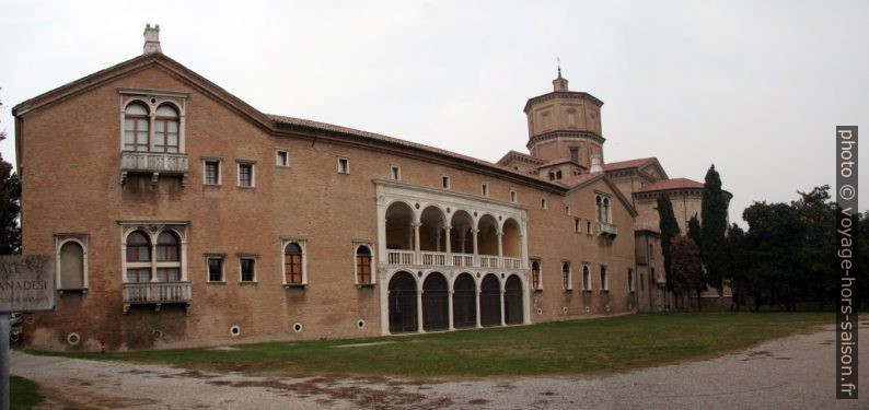 Loggetta lombardesca e Santa Maria in Porto. Photo © André M. Winter