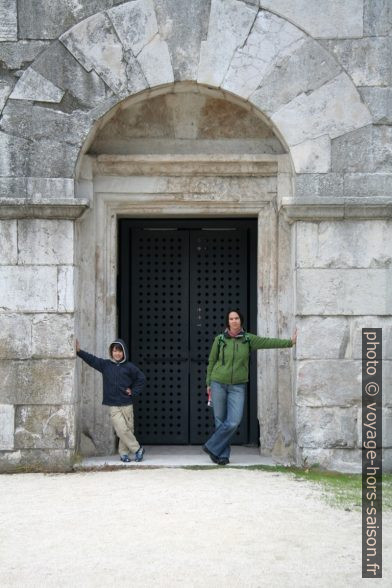 Nicolas et Alex devant le Mausolée de Théodoric. Photo © André M. Winter