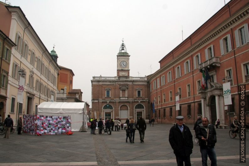 Tour de l'horloge de la Piazza del Popolo. Photo © André M. Winter