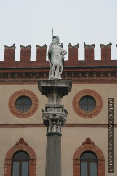 Statue de Saint-Vital suer la Piazza del Popolo. Photo © André M. Winter