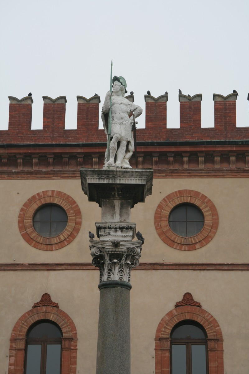 Statue de Saint-Vital suer la Piazza del Popolo. Photo © André M. Winter