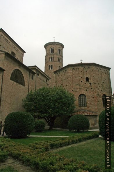 Le baptistère des Orthodoxes devant la cathédrale de Ravenne. Photo © André M. Winter