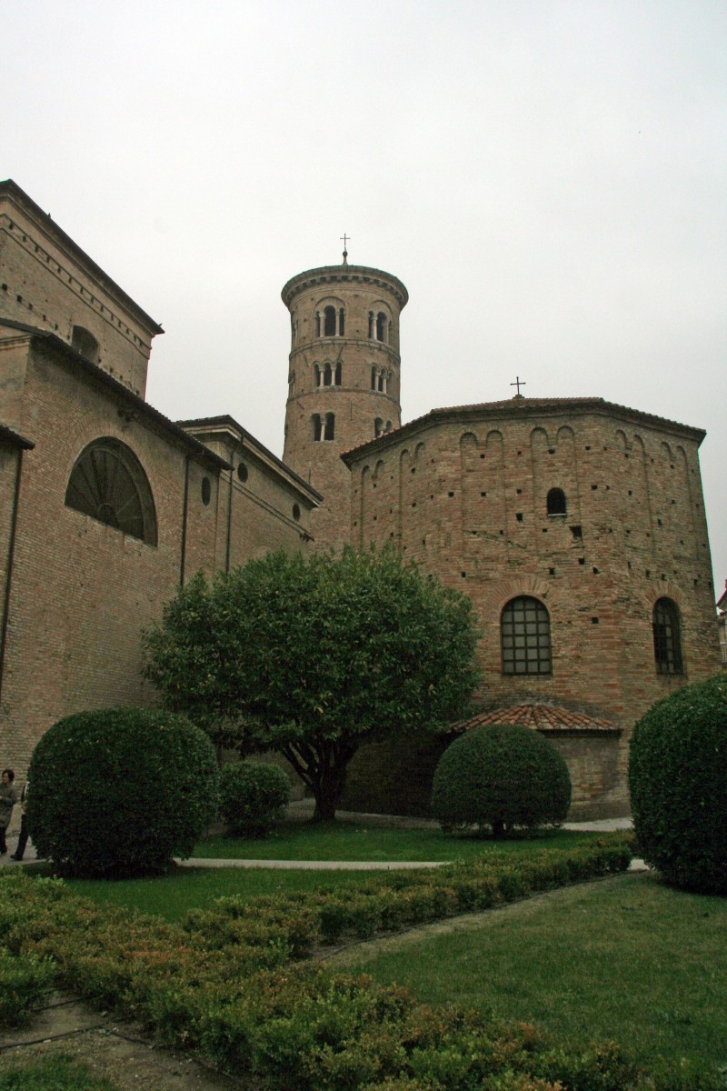 Le baptistère des Orthodoxes devant la cathédrale de Ravenne. Photo © André M. Winter