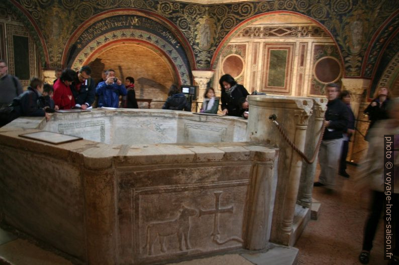 Piscine baptismale du Baptistère des Orthodoxes à Ravenne. Photo © André M. Winter