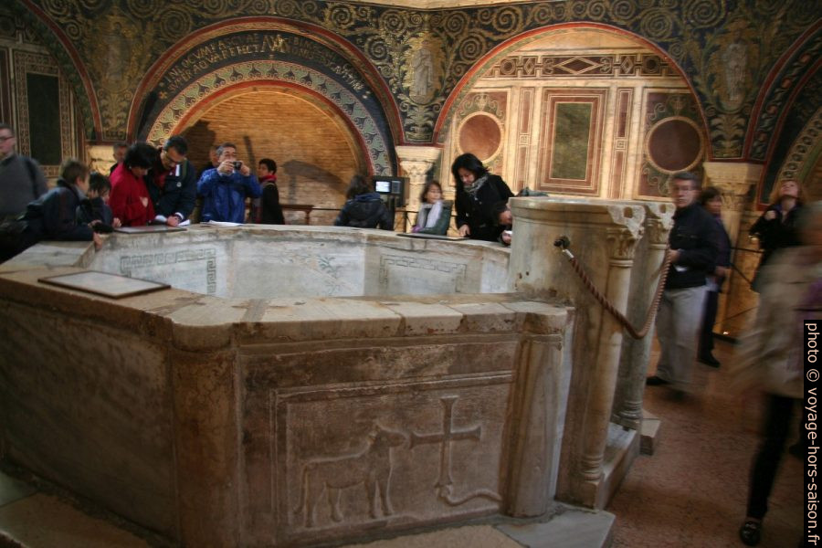 Piscine baptismale du Baptistère des Orthodoxes à Ravenne. Photo © André M. Winter