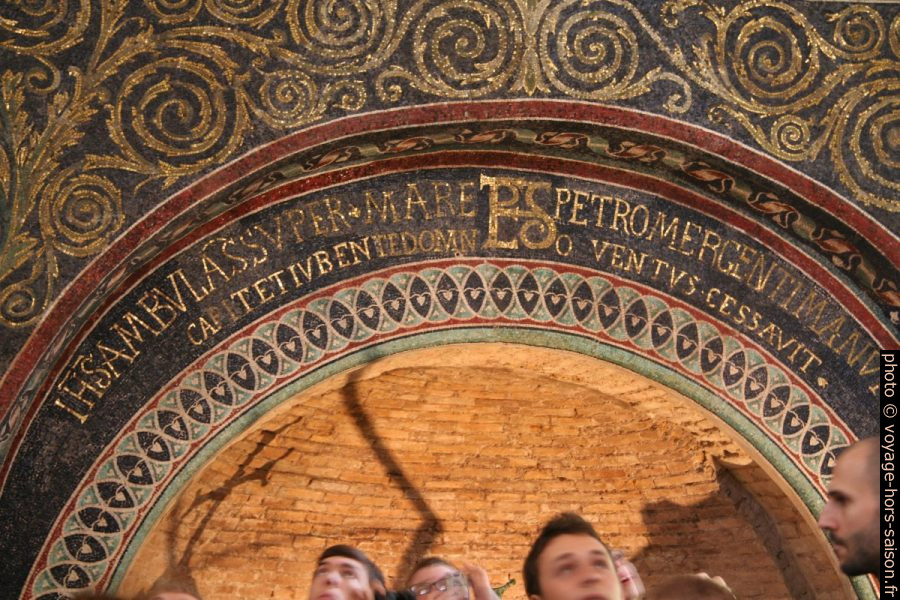 Un arc décoré de texte et de figures géométriques dans le Battistero Neoniano. Photo © André M. Winter