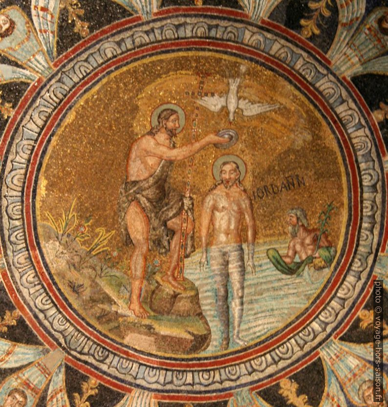 Médaillon en mosaïque du plafond du Baptistère des Orthodoxes. Photo © André M. Winter