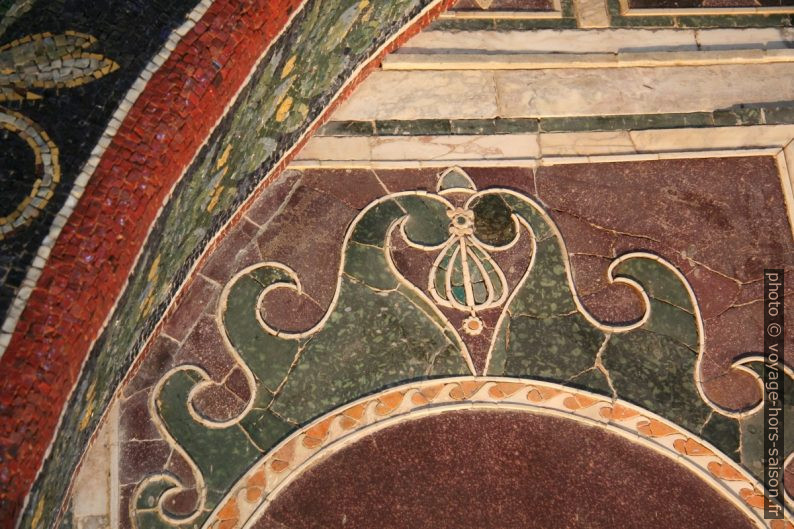 Marqueterie et mosaïques à l'intérieur du Baptistère des Orthodoxes. Photo © André M. Winter