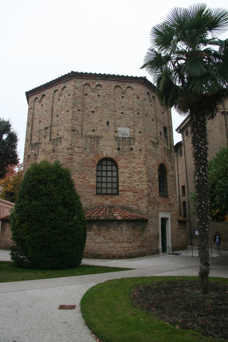 Il Battistero Neoniano di Ravenna. Photo © André M. Winter