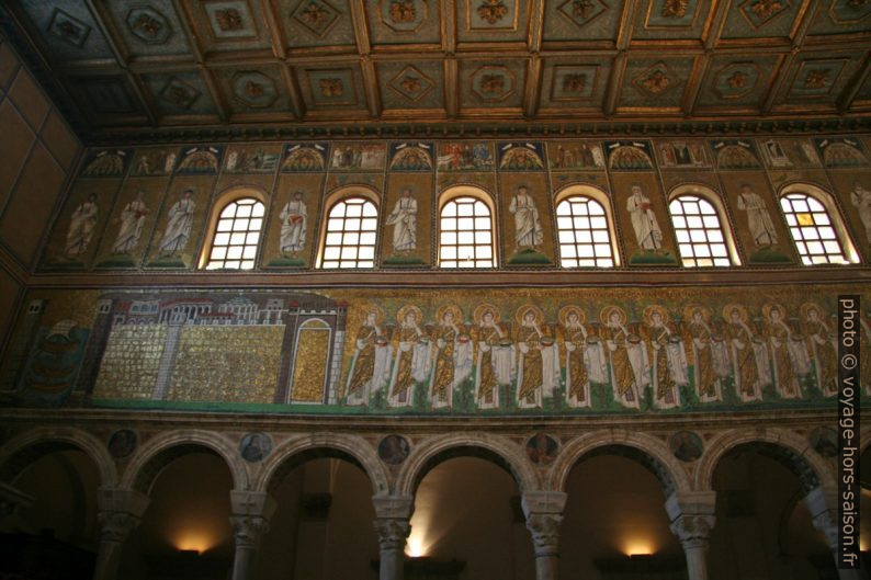 Procession des vierges dans la Basilique Saint-Apollinaire-le-Neuf. Photo © André M. Winter