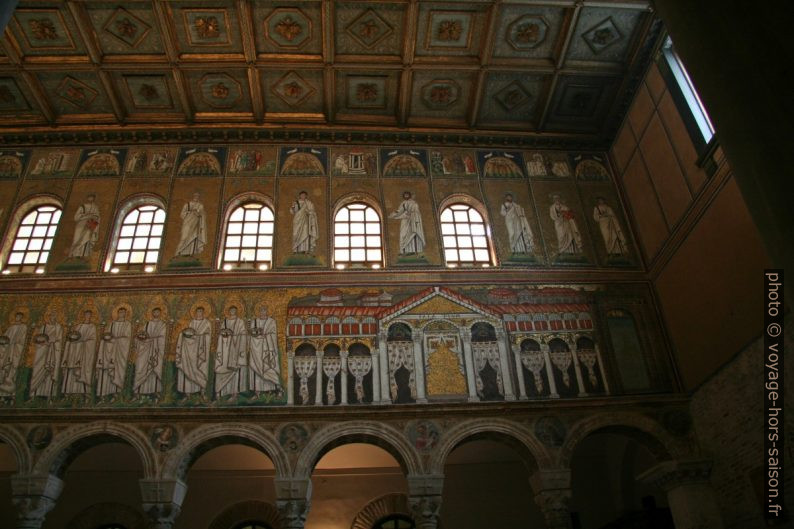 Les saints et le palais de Théodoric dans la Basilique Saint-Apollinaire-le-Neuf. Photo © André M. Winter