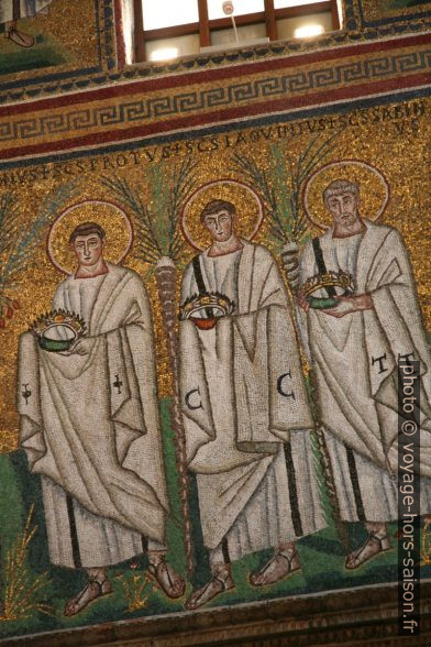 Trois des 26 saints martyrs représentés dans la Basilique San Apollinare Nouvo. Photo © André M. Winter
