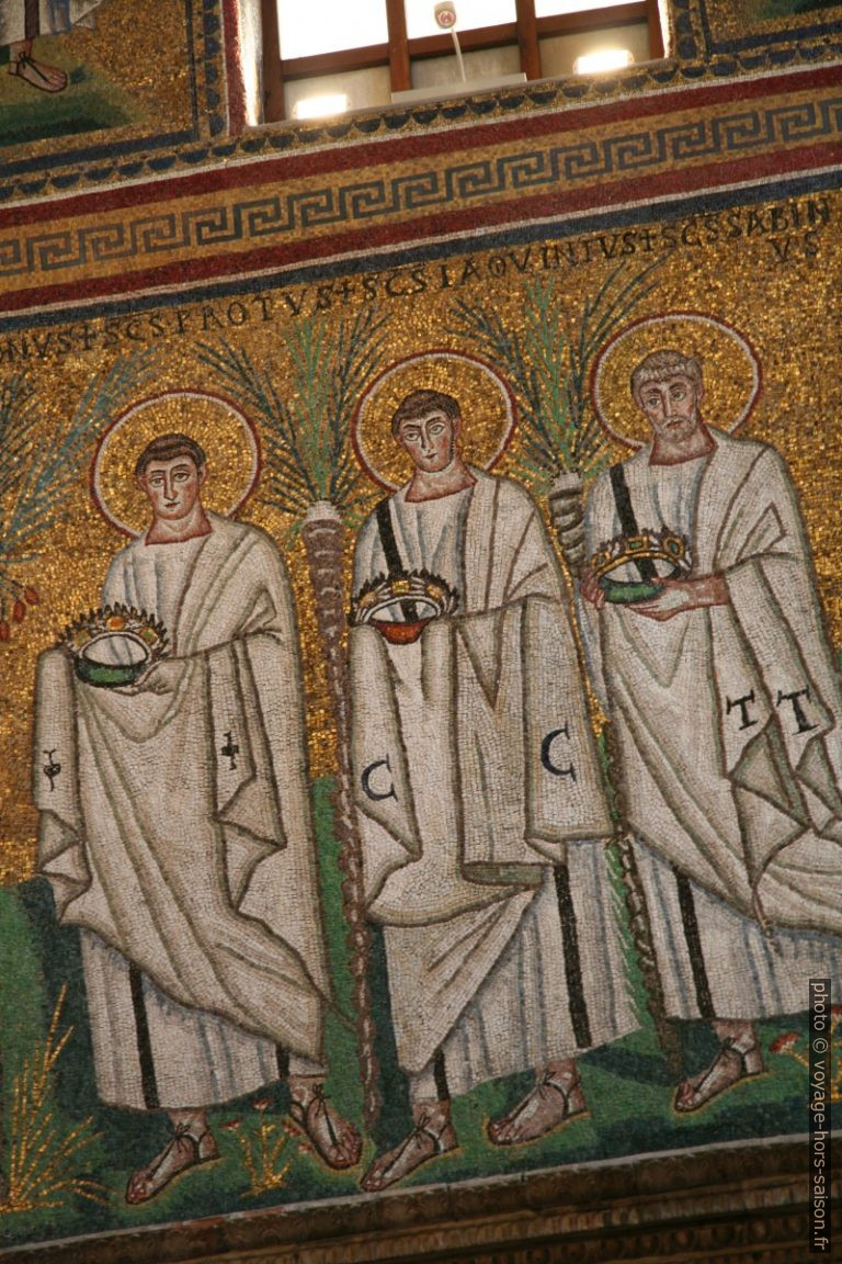 Trois des 26 saints martyrs représentés dans la Basilique San Apollinare Nouvo. Photo © André M. Winter