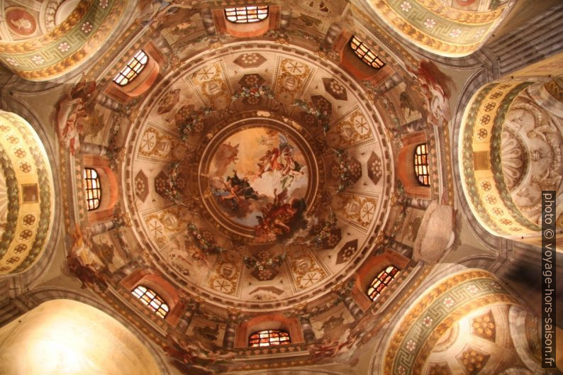 Fresques baroques de la couple de la Basilica San Vitale. Photo © André M. Winter