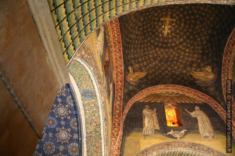 Coupole, arcs et voûtes du Mausoleo di Galla Placidia couverts de mosaïques. Photo © André M. Winter