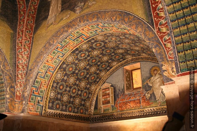 Mosaïques géométriques sur un arc du Mausoleo di Galla Placidia. Photo © André M. Winter