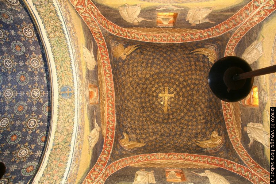 Ciel étoilé dans la coupole du Mausoleo di Galla Placidia. Photo © André M. Winter