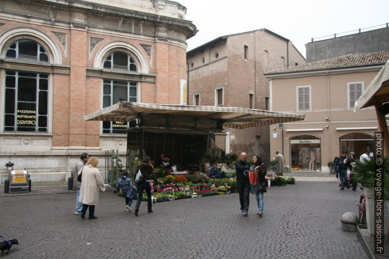 Stand d'un fleuriste sur le place du marché de Ravenne. Photo © André M. Winter