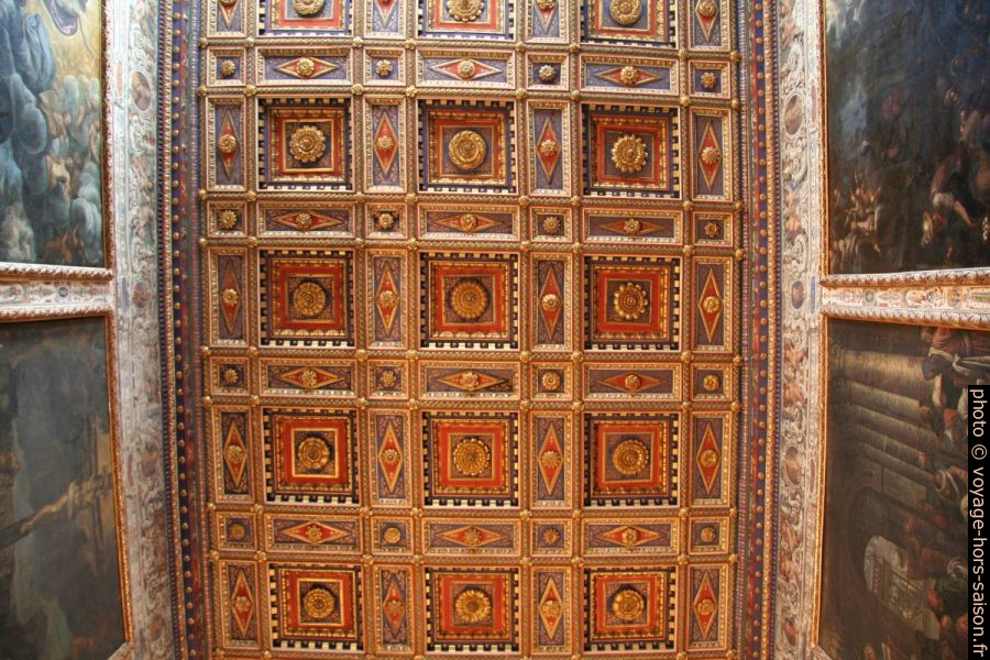 Plafond à caissons de la Basilica di San Pietro. Photo © André M. Winter