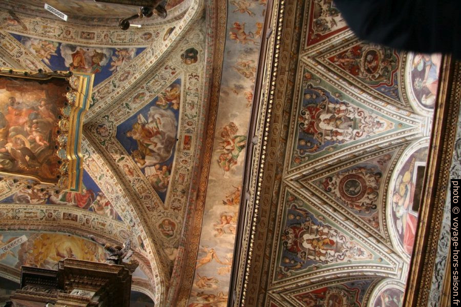 Fresques Renaissance sous les voûtes de la Basilique de San Pietro. Photo © André M. Winter