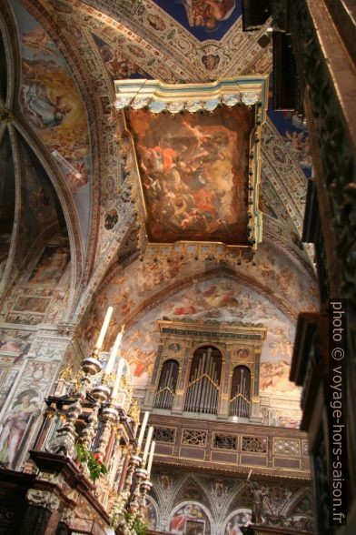 Tableau flottant dans l'abside de la Basilica di San Pietro. Photo © André M. Winter