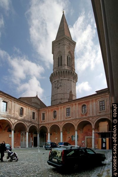 Campanile e Chiostro maggiore della Basilica di San Pietro. Photo © André M. Winter